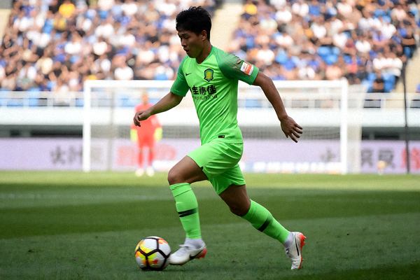 足球比赛中球员带球突破的赛场画面